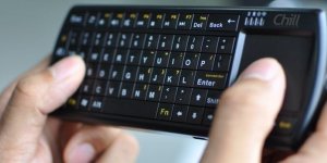 Dansk trådløst Mini Keyboard med Touchpad til alt dit udstyr!